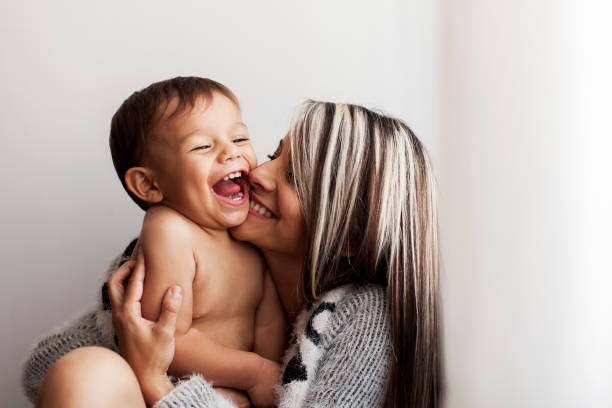 mutter spielt mit ihrem baby - lateinische schrift stock-fotos und bilder