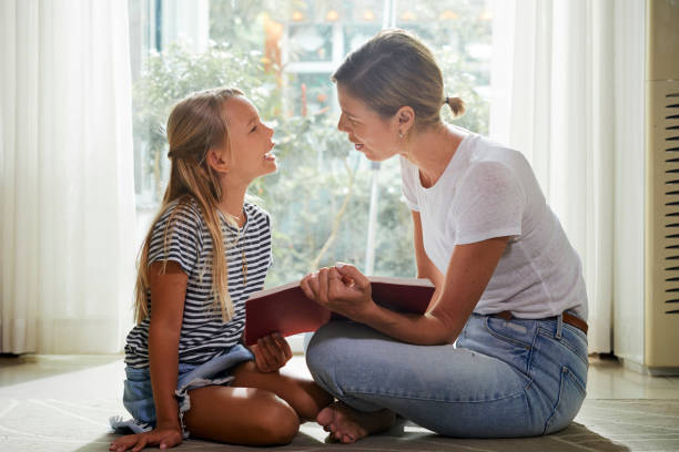 madre e hija discutiendo el libro - poemas de hija para el padre fotografías e imágenes de stock