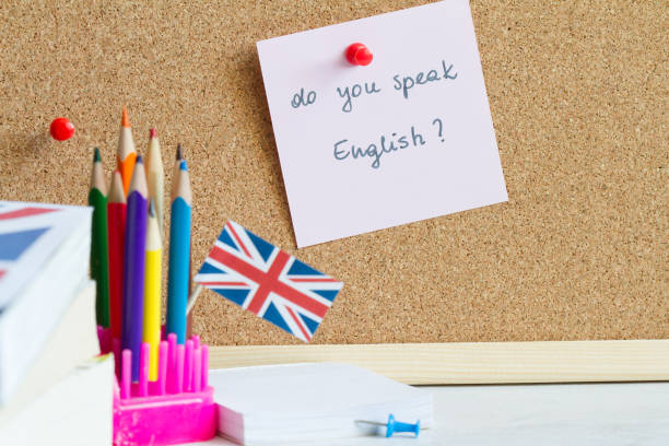 말하기와 영국 국기 추상적 인 배경 개념으로 영어를 가르치는 학습 - ear exam 뉴스 사진 이미지