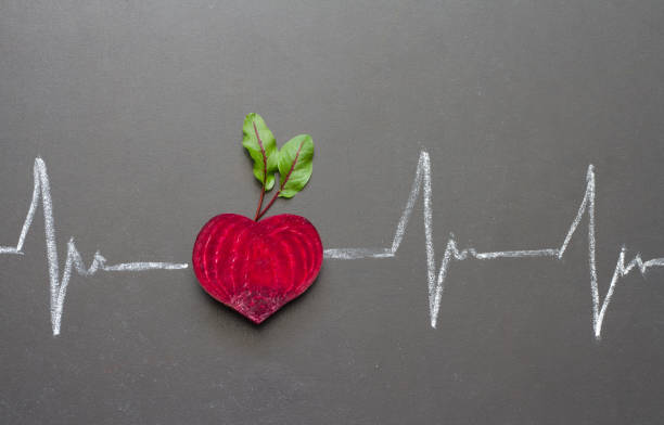 healthy beetroot with heart shape and juice - beet common beet red food imagens e fotografias de stock