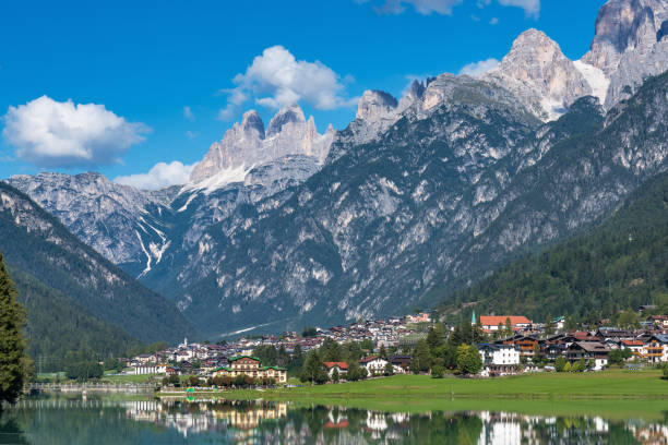 lago santa caterina o lago auronzo en la provincia de belluno, italia - belluno veneto european alps lake fotografías e imágenes de stock