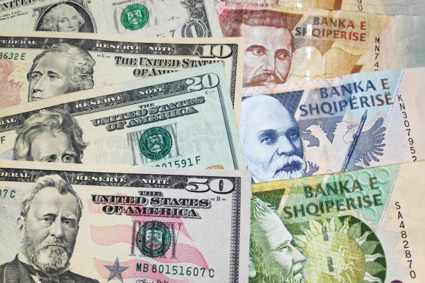 pila di dollaro usa e lek albanese - twenty dollar bill currency dollar stack foto e immagini stock