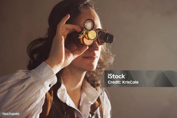 Plagen klant Schijnen Steampunk Style Researcher Mechanist Of The Monocle With A Large Number Of  Lenses Looking At Something Stock Photo - Download Image Now - iStock