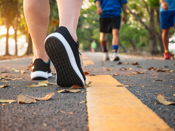 hombre caminar en el parque al aire libre las personas ejercen un estilo de vida saludable - moving van fotografías e imágenes de stock