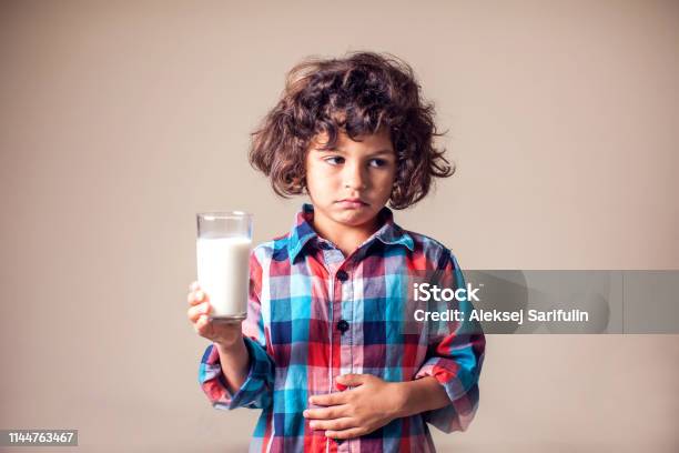Kind Mit Bauchschmerzen Hält Ein Glas Milch Milchdärmine Person Kinder Gesundheitskonzept Stockfoto und mehr Bilder von Allergie