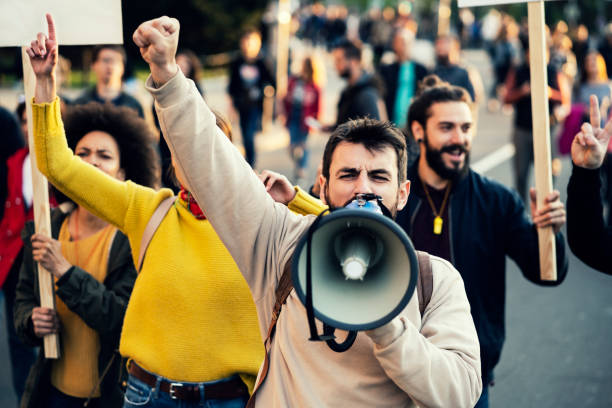 giovani manifestanti - raduno politico foto e immagini stock