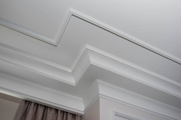 szczegóły skomplikowanego narożnego listwy korony.  detal sufitu narożnego. - mold molding house moulding zdjęcia i obrazy z banku zdjęć