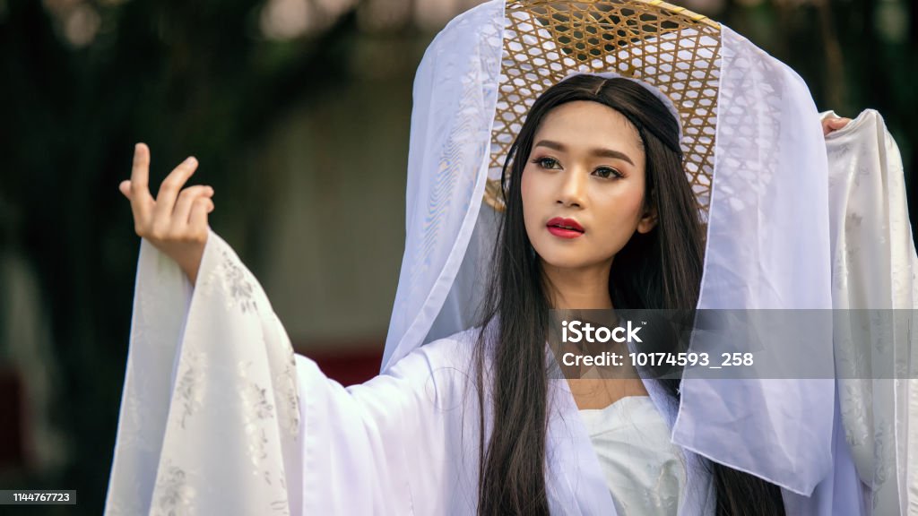 Close Up Retrato Hermosa Mujer China Vestido Blanco Tradicional Cara  Hermosa Y Beligerante Asiática Mujer Con Vestido Chino Foto de stock y más  banco de imágenes de Caballero - iStock