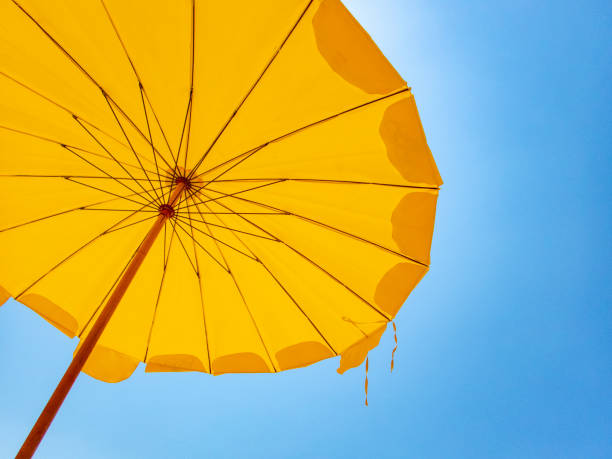 żółta osłona przeciwsłoneczna na plaży w tajlandii - decorative umbrella zdjęcia i obrazy z banku zdjęć
