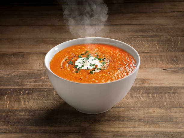 sopa de tomate sobre fondo de mesa de madera. - sopa de tomate fotografías e imágenes de stock