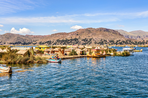 Islas flotantes hechas de cañas en el lago Titicaca bajo el esquí azul photo