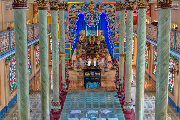 интерьер храма цао дай в дельте меконга на юге вьетнама - caodaiism стоковые фото и изображения