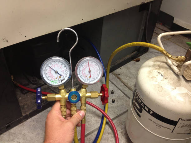 istock Using Manifold Gauges to check Freon Levels 1144789480