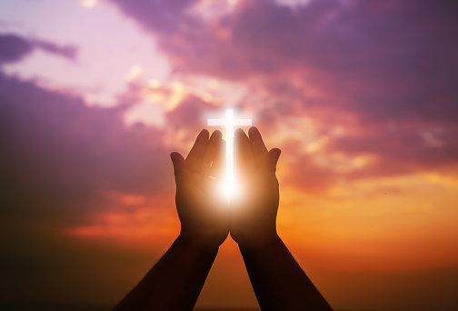 Las manos humanas abren la adoración de la palma. Terapia eucarística bendice a Dios ayudando a arrepentirse de la Pascua católica la mente orar. photo