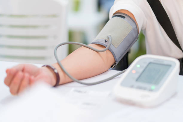 병원에서 환자의 동맥 혈압 검사 의사. 건강 관리 개념 - 고혈압 뉴스 사진 이미지