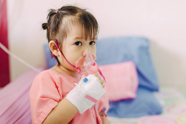 아이는 호흡기 건강 시스템에 영향을 미치는 천식 또는 폐 렴에 의해 아픈 있어. - 세기관지 뉴스 사진 이미지