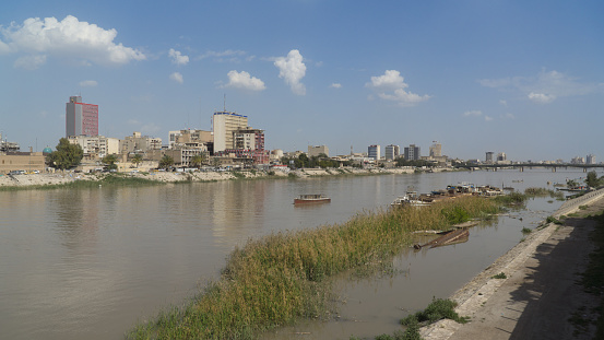 Río Tigris. Bagdad, Irak photo