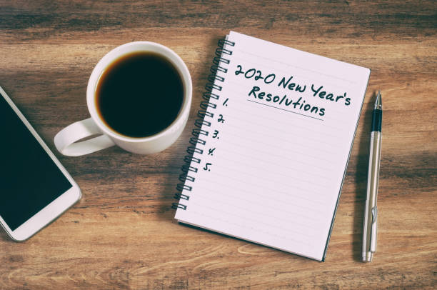 2020 new year's resolutions text on notepad - determination new years eve list aspirations imagens e fotografias de stock