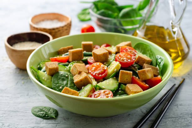 salada do vegan com espinafre, pepino, tomates, abacate, tofu fritado e sésamo - fried tofu tofu vegetable vegetarian food - fotografias e filmes do acervo