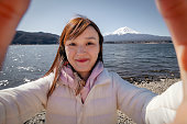 楽しい女の子は、マウンテン富士で自分撮りを取る