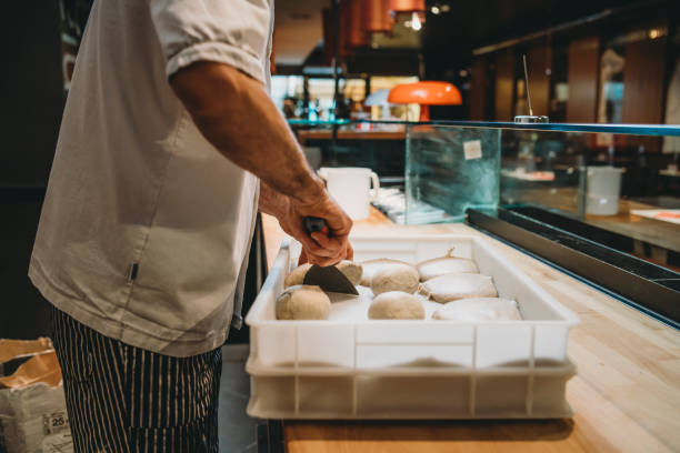 レストランでピザを準備ピザのシェフ - dough sphere kneading bread ストックフォトと画像