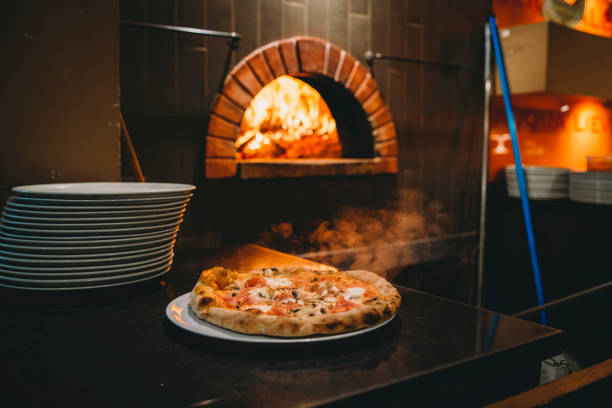 피자는 준비 되어 있습니다 - pizzeria 뉴스 사진 이미지