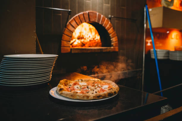 the pizza is ready - pizzeria imagens e fotografias de stock