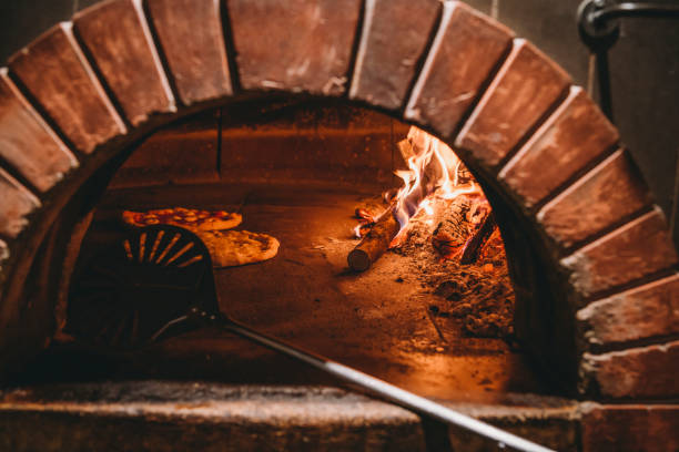 pizza margherita all'interno del forno - pizzeria foto e immagini stock