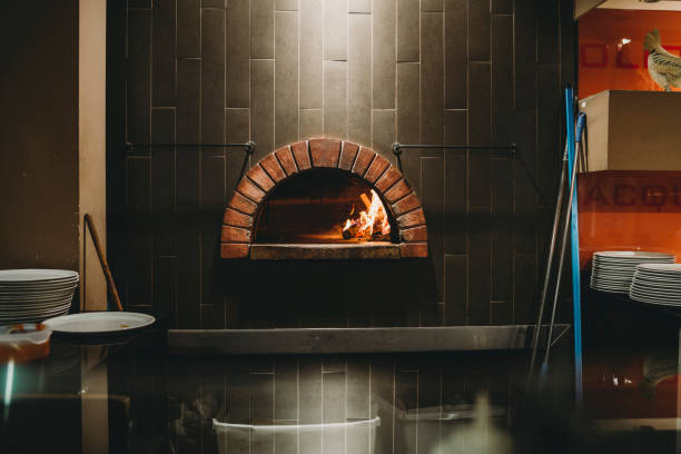 pizza margherita all'interno del forno - pizzeria foto e immagini stock