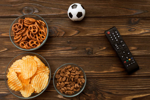 백그라운드에서 cchips, 크래커, 간식, 축구공, tv 리모컨 - american football football food snack 뉴스 사진 이미지