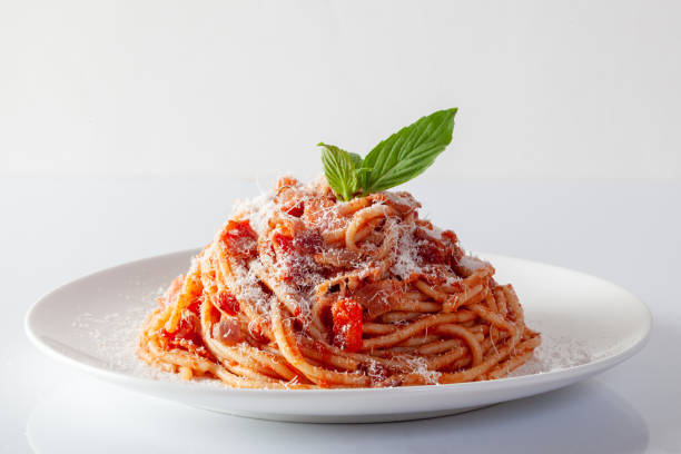 spaghetti in un piatto su sfondo bianco - cucina vegetariana immagine foto e immagini stock