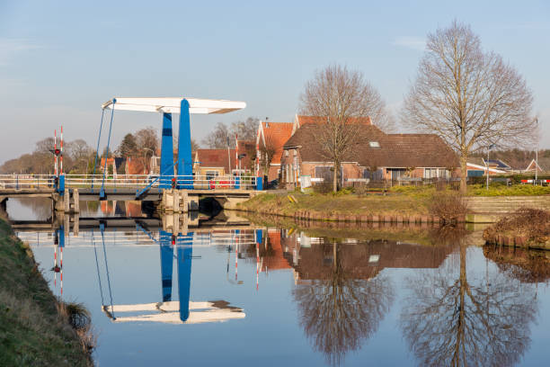 Drawbridge over canal near Smilde in Drenthe, The Netherlands Farmhouses and drawbridge over canal near Smilde in Drenthe, The Netherlands hoogersmilde stock pictures, royalty-free photos & images