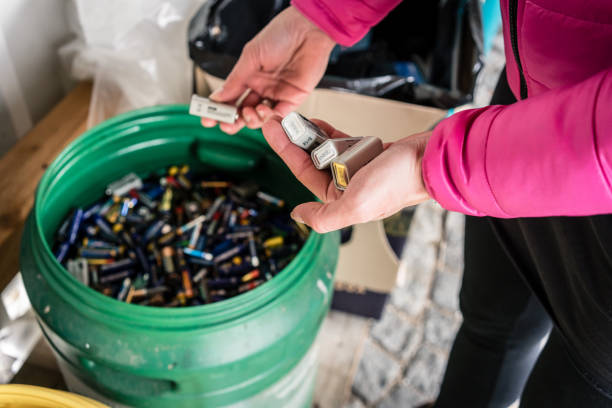 baterie utylizowane w centrum recyklingu - scrap metal part of metal recycling zdjęcia i obrazy z banku zdjęć