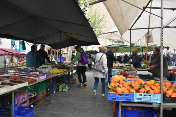 marché traditionnel hebdomadaire à pollença, majorque, espagne - market stall spain fruit trading photos et images de collection