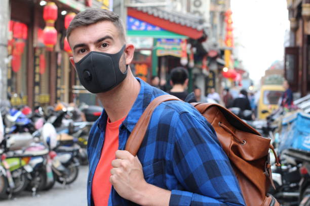 turista caucasiano que usa a máscara da poluição em ásia - smog china beijing pollution - fotografias e filmes do acervo