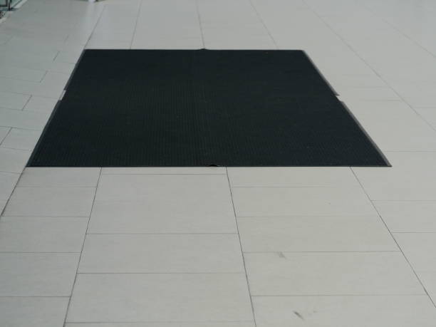 alfombra en el suelo de piedra gris cerca de la puerta corredera de vidrio - rubber floor mat floor doormat fotografías e imágenes de stock