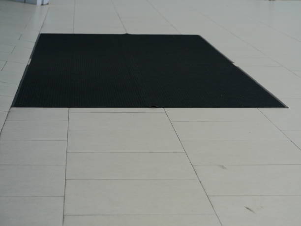 alfombra en el suelo de piedra gris cerca de la puerta corredera de vidrio - rubber floor mat floor doormat fotografías e imágenes de stock