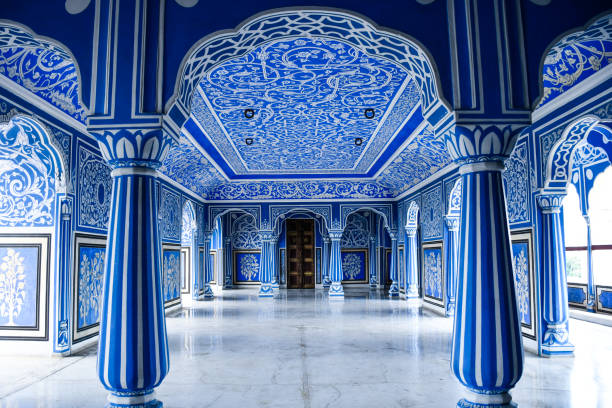 jaipur, rajasthan/india-septembre 11 2018: à l’intérieur du palais de la ville de jaipur, belle peinture d’ornement bleu dans la salle de hall. - royal blue photos et images de collection