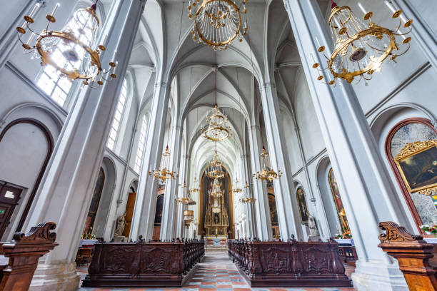 интерьер августинеркирхе августинской церкви в центре вены австрия - altar church vienna gothic style стоковые фото и изображения