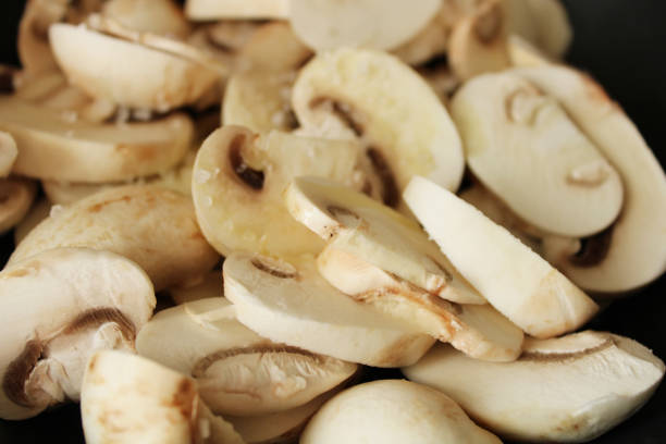 funghi affettati per cucinare - regno dei funghi foto e immagini stock