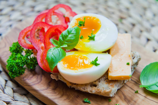 huevo cocido suave sobre el pan tostado de múltiples semillas. - salad breakfast cooked eggs fotografías e imágenes de stock