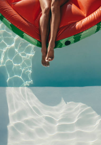 プールのマットレスの上でリラックスする女性 - floating on water women swimming pool water ストックフォトと画像