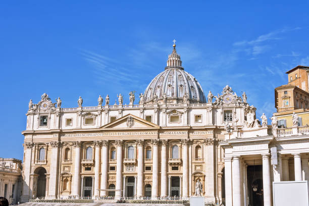 frammenti della basilica papale di san pietro (piazza san pietro) in vaticano e colonne in piazza san pietro a roma - st peters square foto e immagini stock