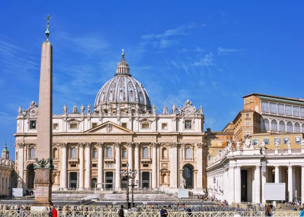 frammenti della basilica papale di san pietro (piazza san pietro) in vaticano e colonne in piazza san pietro a roma - st peters square foto e immagini stock