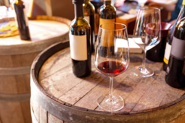 rotwein im weingut verkostet - wine bottle bottle burgundy wine stock-fotos und bilder