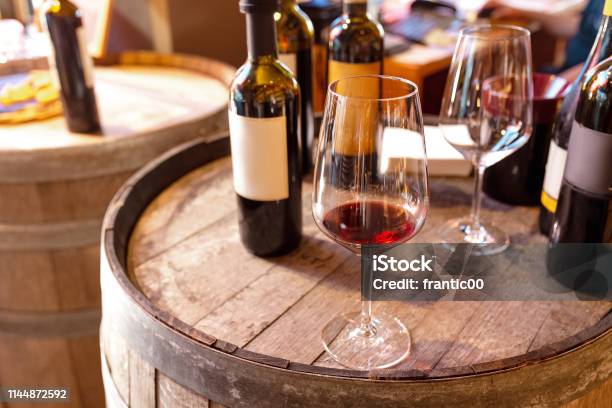ワイナリーショップで赤ワインを味わう - ワインのストックフォトや画像を多数ご用意 - ワイン, 味見する, ワインボトル