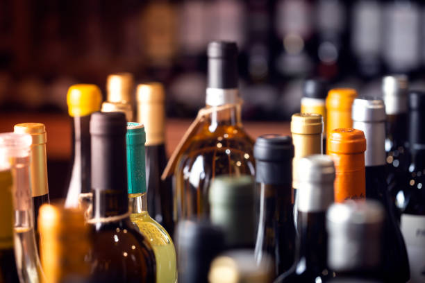 neck of wine bottles in a liquor store in europe - garrafa vinho imagens e fotografias de stock