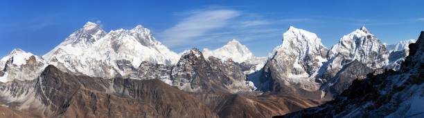 everest, lhotse e makalu, nepal himalaya - renjo la foto e immagini stock