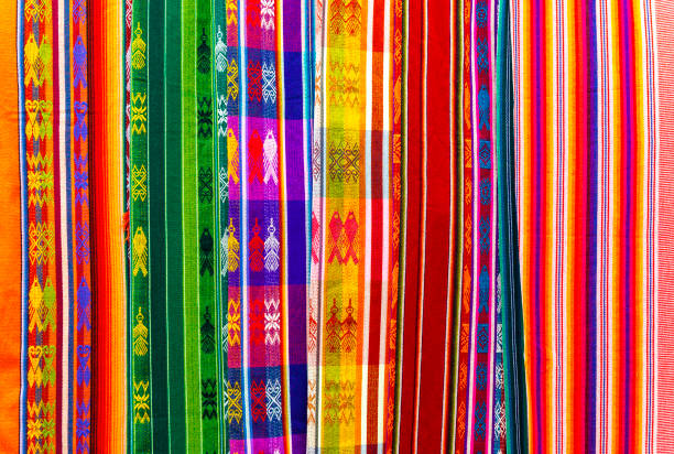 tessuti delle ande colorate, otavalo, ecuador - bedding merchandise market textile foto e immagini stock