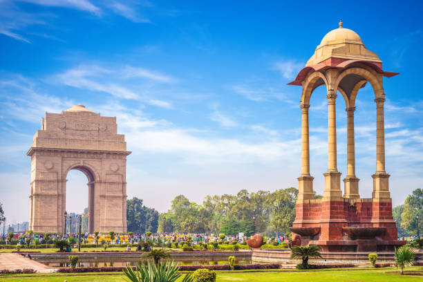 dossel e porta de india em nova deli, india - india new delhi architecture monument - fotografias e filmes do acervo
